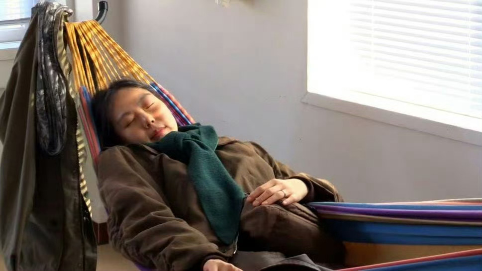 想起《在你面前》的最后一个镜头：“你梦见了什么呢？” 