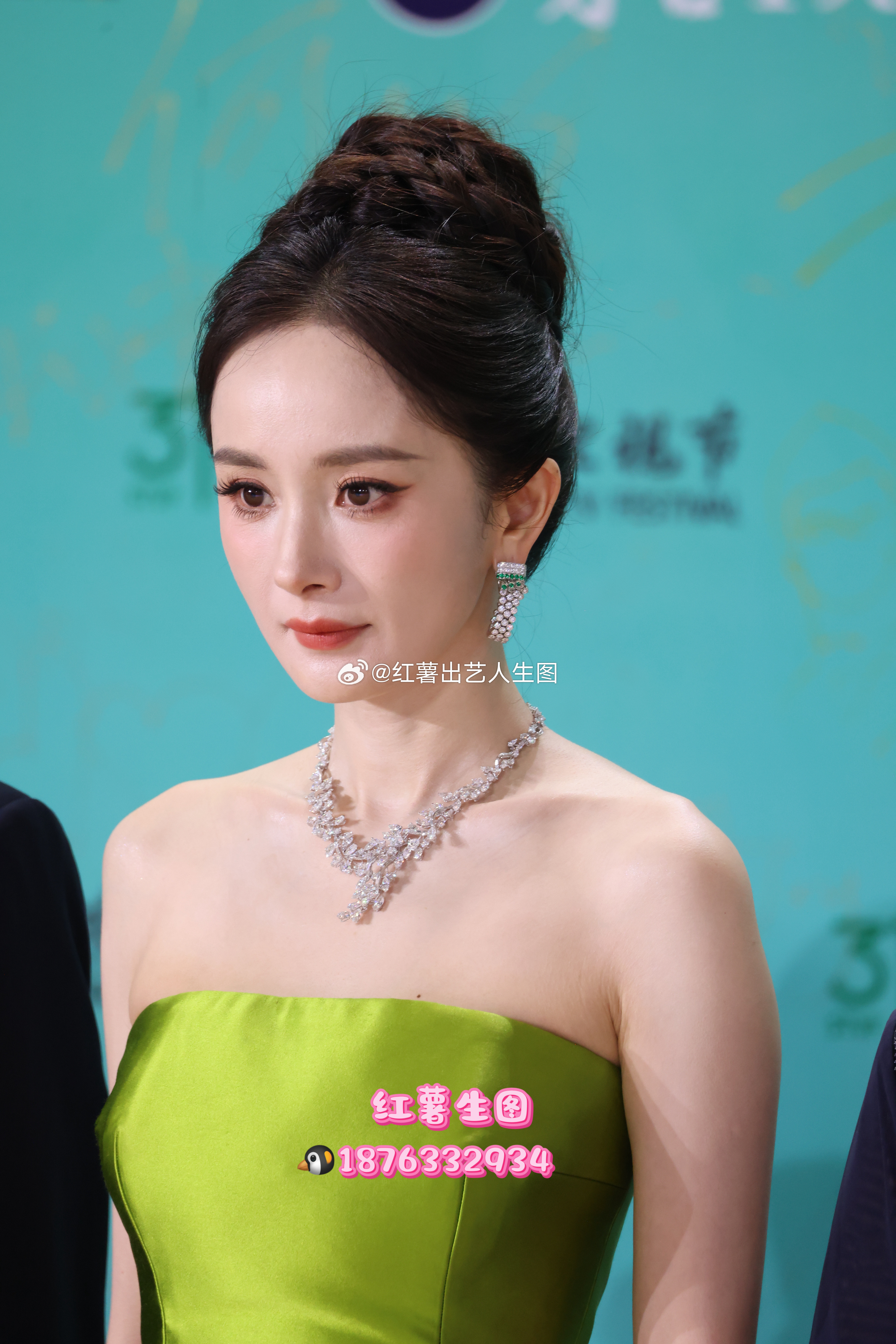 杨幂白玉兰红毯造型 