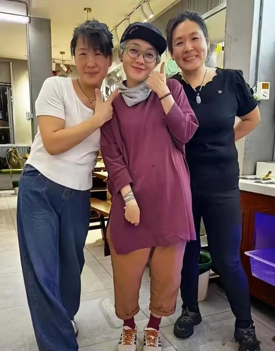 48岁范晓萱头发全白了，再也不是当年那个叛逆小魔女了，她不染发穿着棉麻衣服，身上