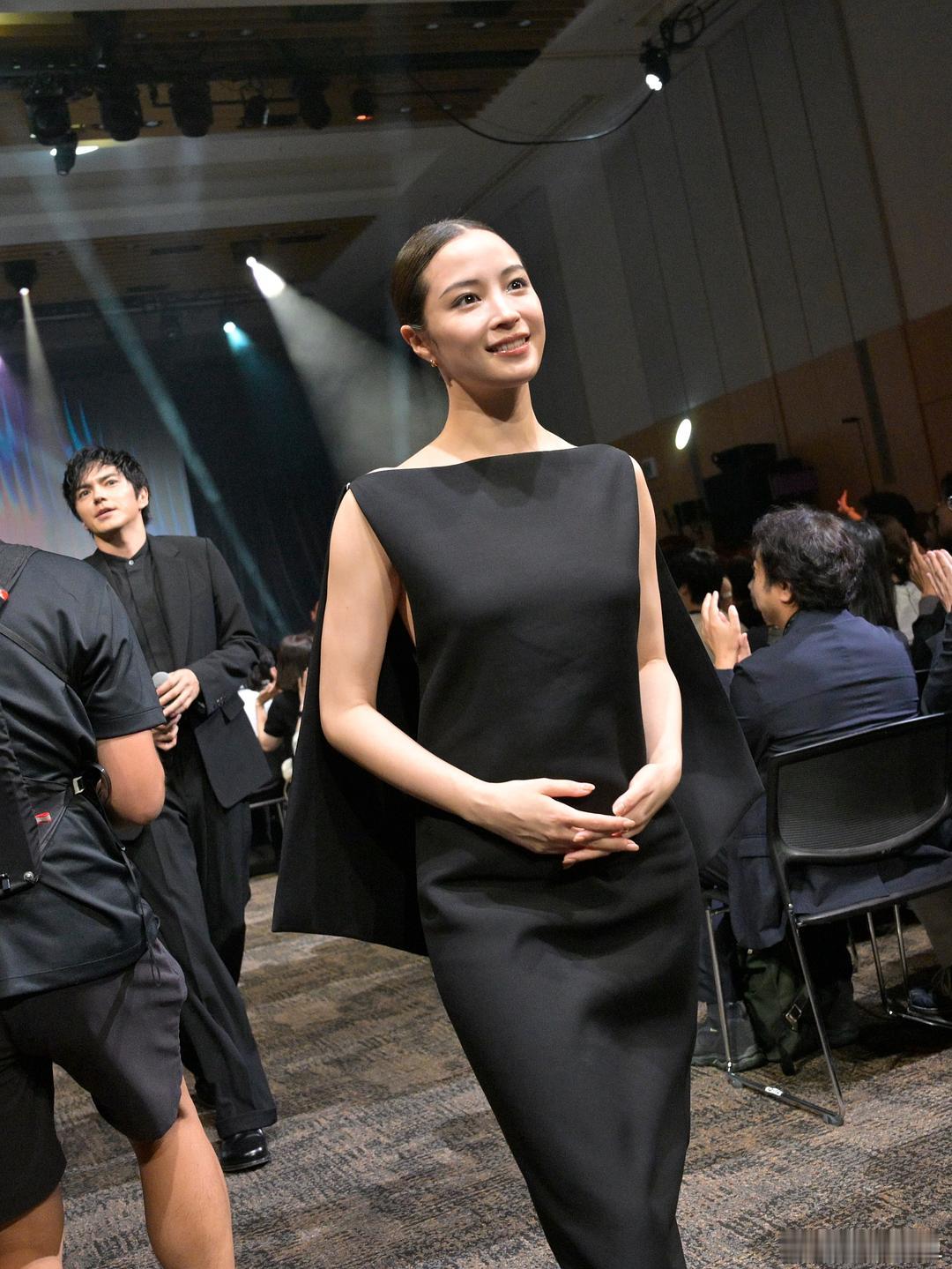 感觉日本人真的是爱拿帅哥美女当日本人整，谁看《气体人》都很难不嗑一口藤川骨科，但
