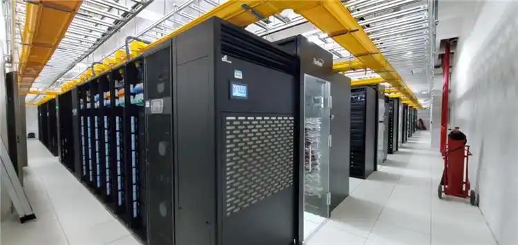 此外，在通信网络方面，5G基站已达近11万站，实现5G信号城乡全通达。率先建成5