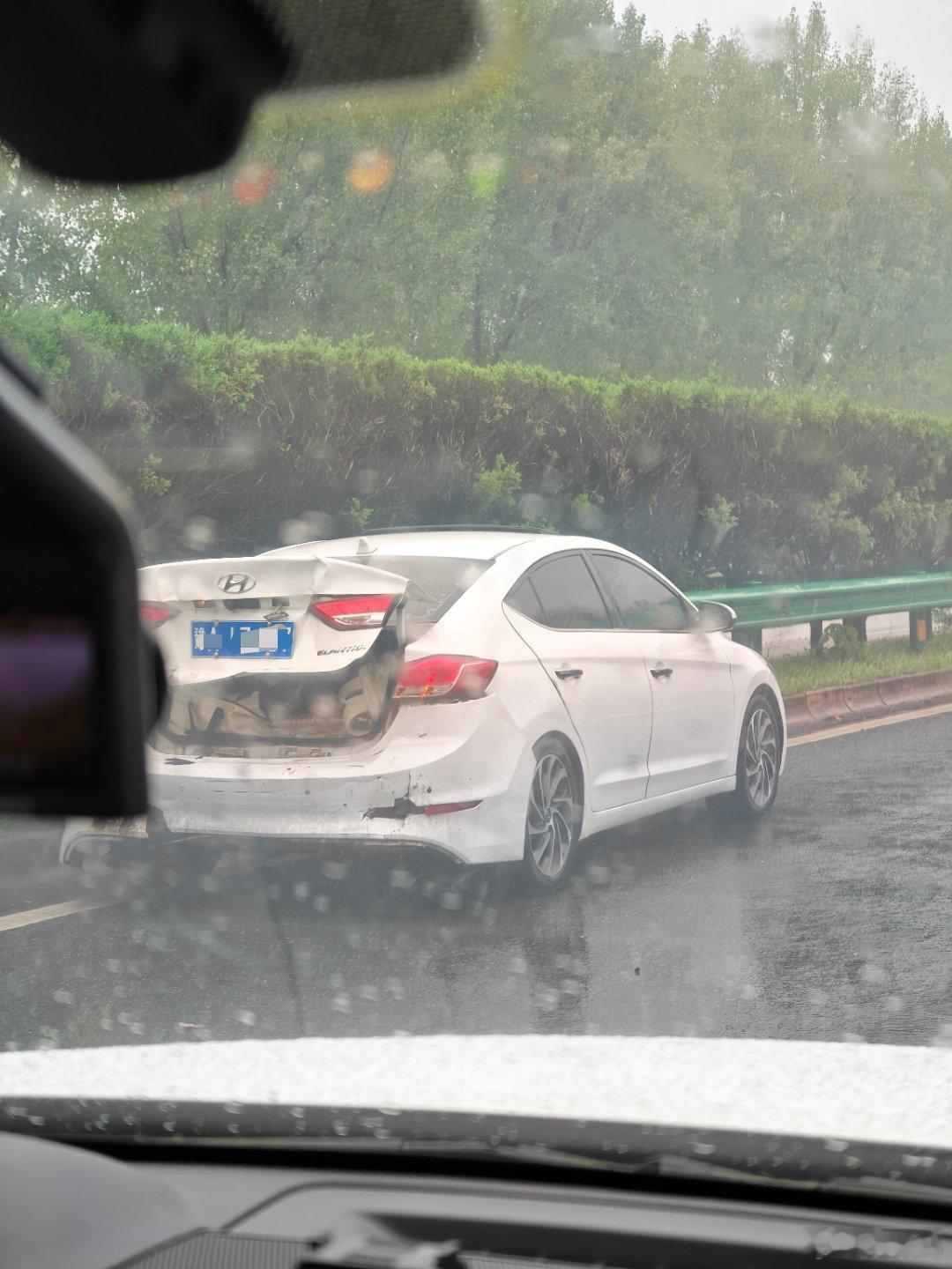 下雨开车还是要小心，高速上跟车距离大一点，要不然就容易追尾。 ​​​