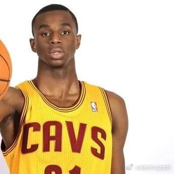 《维金斯归来！骑士梦开始的地方或迎强援》骑士队这赛季哈登来了之后。球队试过泰森打