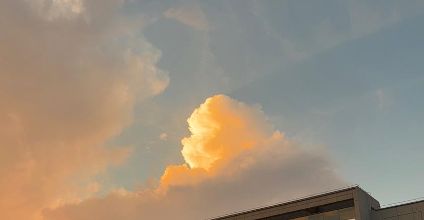 国庆长假真的是眨眼就过，国庆没有出去旅游，就在家附近找了个山头露营住了一晚，还是