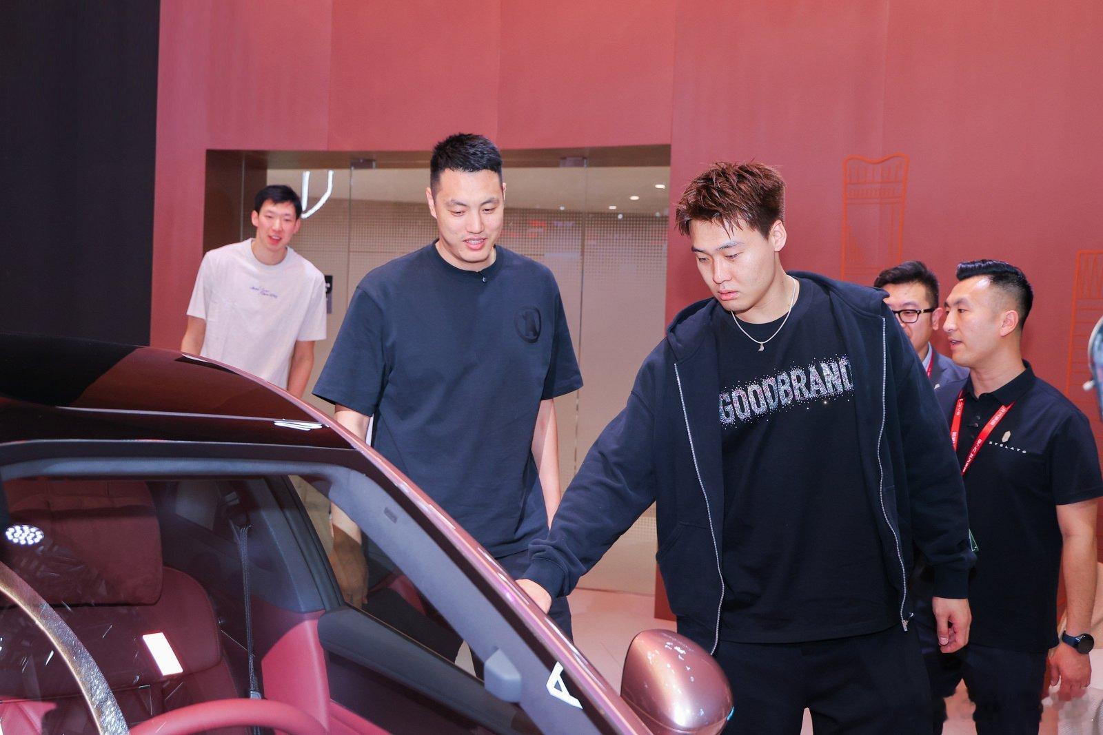 当CBA球星邂逅最美旅行车北汽男篮众星集结莅临 北京车展 享界展台。诗意球风碰撞
