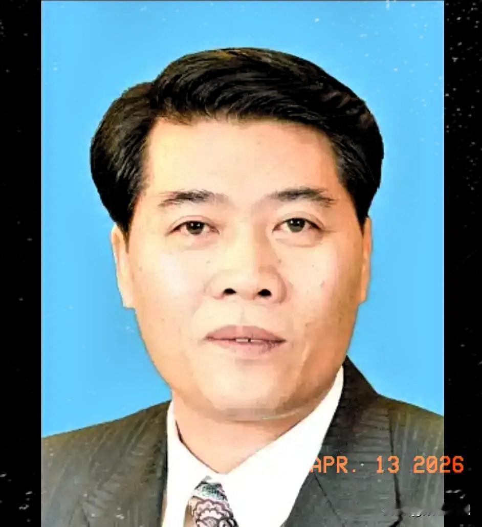 他是广东省人大常委会原主任，从顺德走出的广东本土干部。
他出身基层，长期在地方一