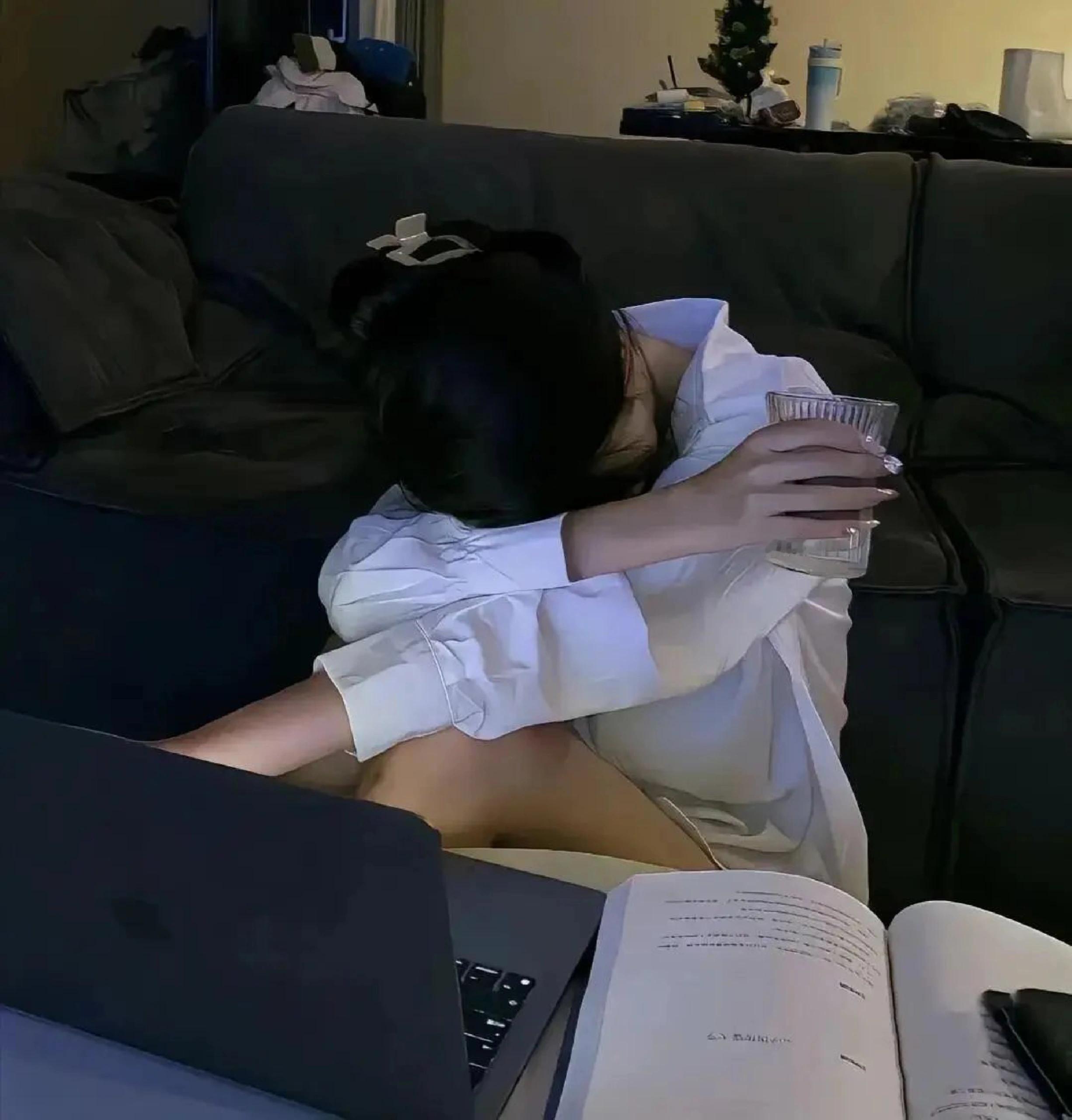 现在的人 难过不敢直接说难过 要截一段歌词 发一首晦涩的歌 拍一个黯淡的黄昏 坏