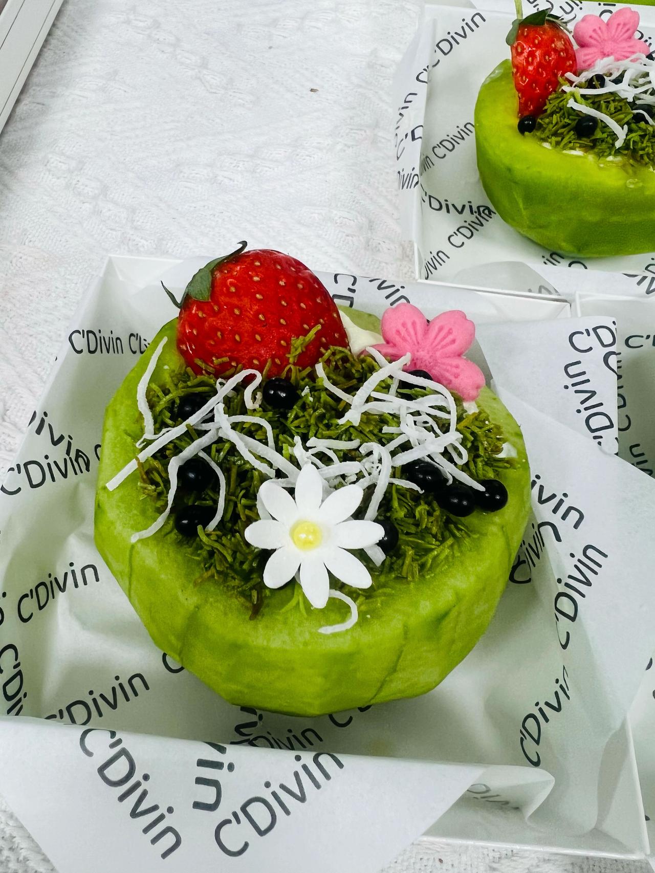 这两天刷到款挺有意思的小甜点，看着像颗圆滚滚的青苹果，其实是把外皮做成了抹茶味儿