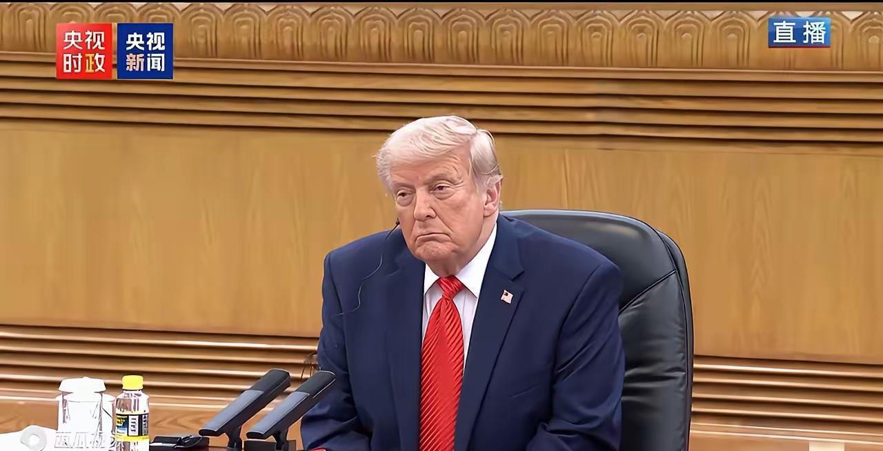 岁月面前，总统也得服老

不得不说，岁数这东西可骗不了人呐！这会儿，总统估计困得