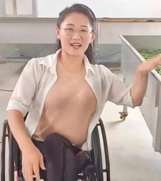 2009年，漂亮的24岁姑娘嫁给了46岁的老光棍，只因女孩是个残疾人，只能靠着爬