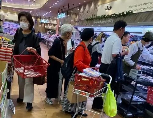 日本求饶也晚了？中方不救，特朗也救不了！全世界都没料到，高市突接噩 耗，该来的报