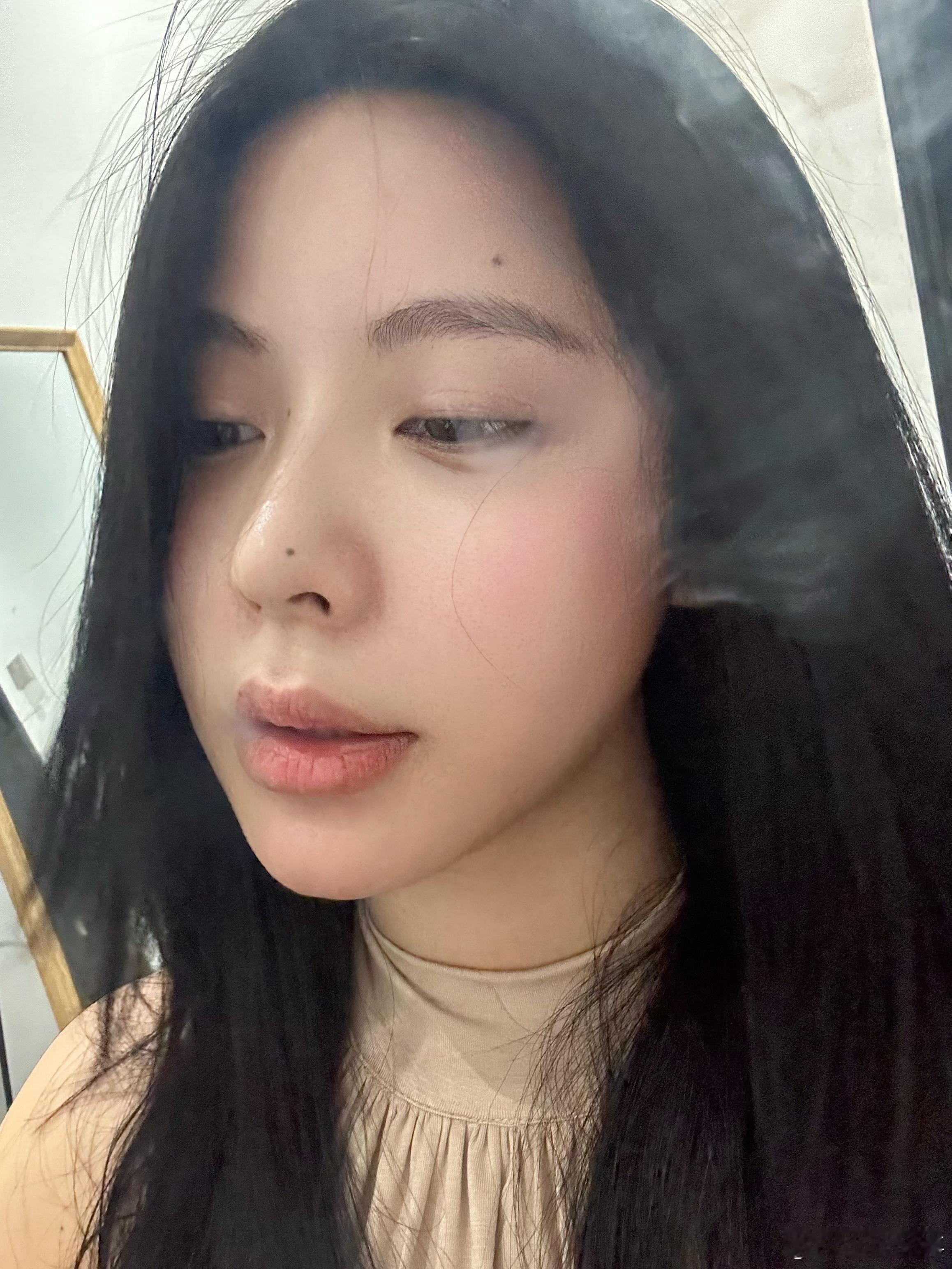 我们这样的人 明明早就不信真心 却总在每一个字里行间中偷偷测量那是否算某种认真 