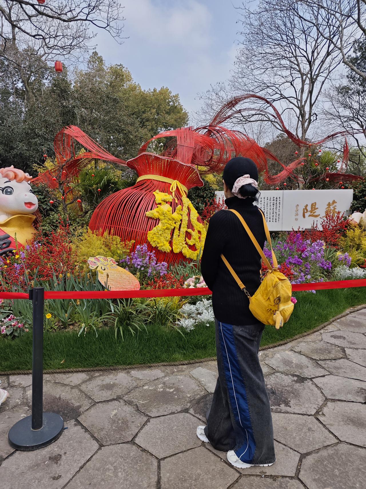 杭州春天的苏堤很美，有诗为证：不知柳叶谁裁岀二月春风似剪刀。有谁还记得杭州西湖苏