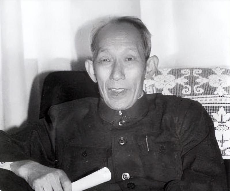 1985年的一天，文强来到原国民党军长郑庭笈的家里作客。

郑庭笈把一叠照片推到