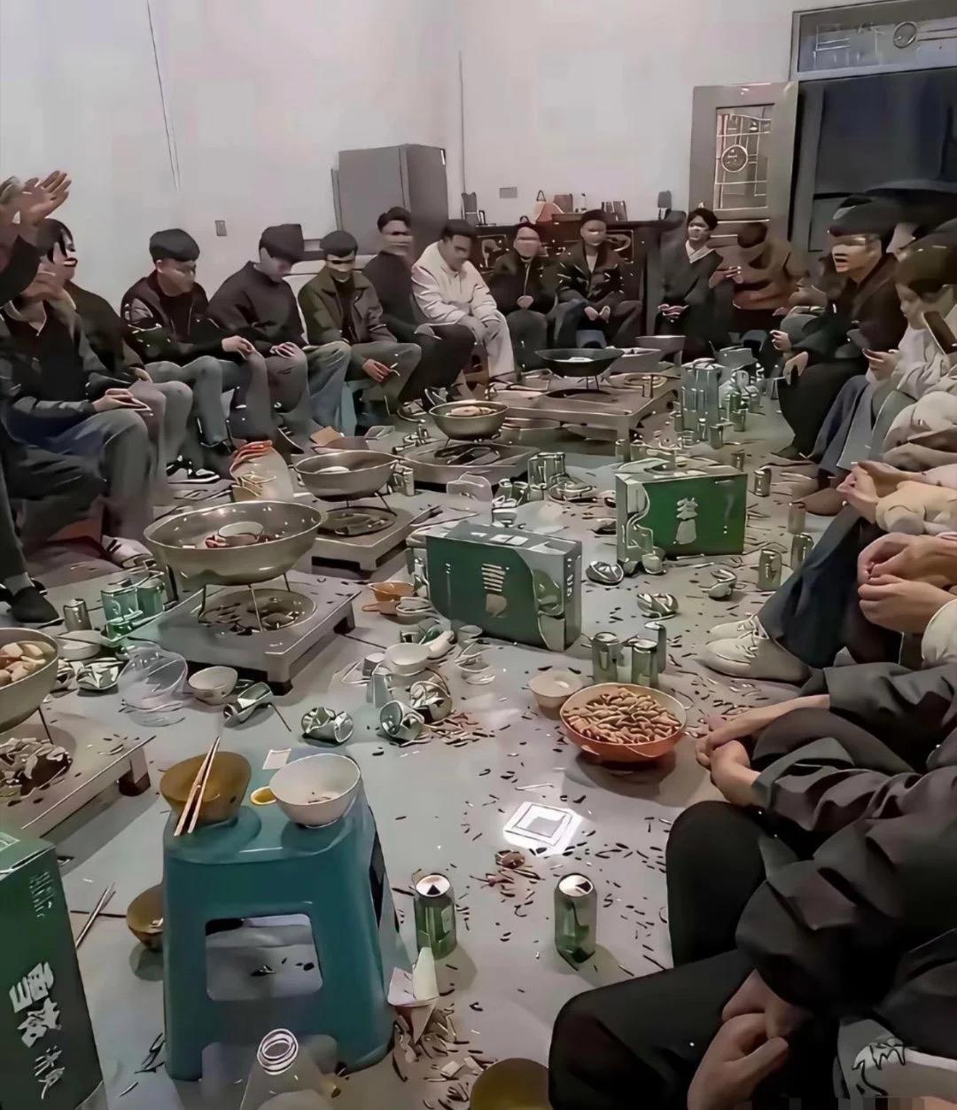 第一眼直接看傻眼。
一屋子人全都聚齐，人特别多。
地上到处都是垃圾，乱糟糟一片。