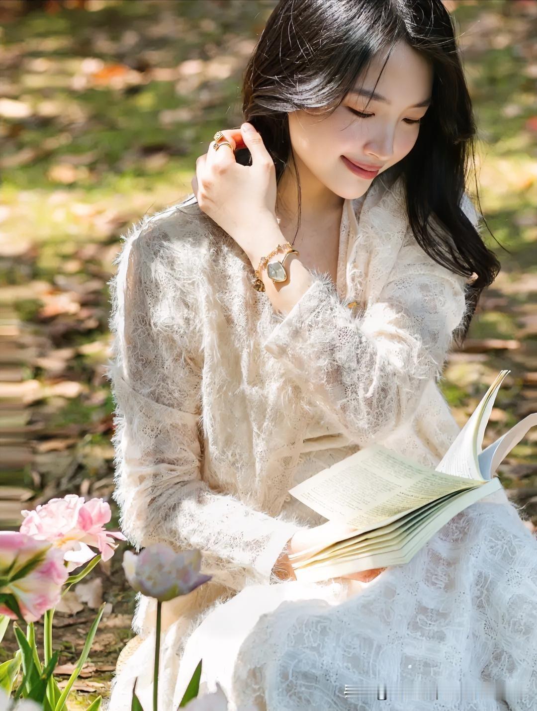 深阅读，不是快速浏览、浅尝辄止地获取信息，而是沉下心、慢下来，与文字深度对话，透