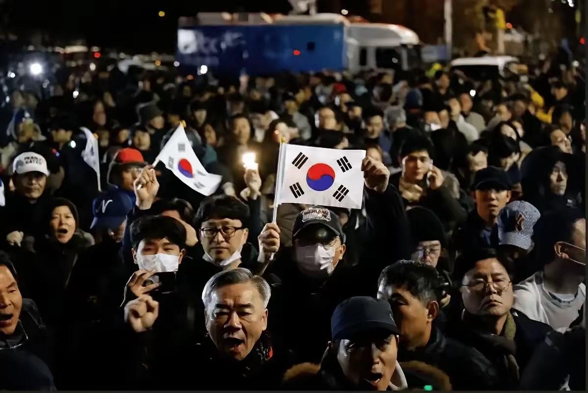 韩国彻底沸腾了！
3月16号，韩国总统李在明的支持率，连着两周一路猛涨，直接冲到