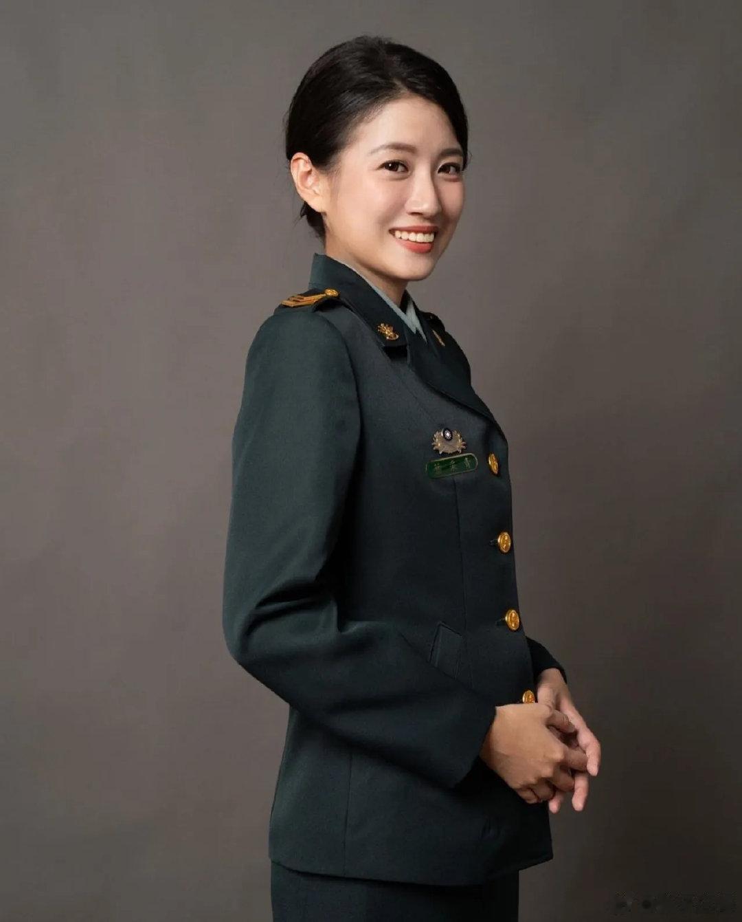 海峡对岸称之为：“军中田中千绘”----伪台政战女兵叶采青