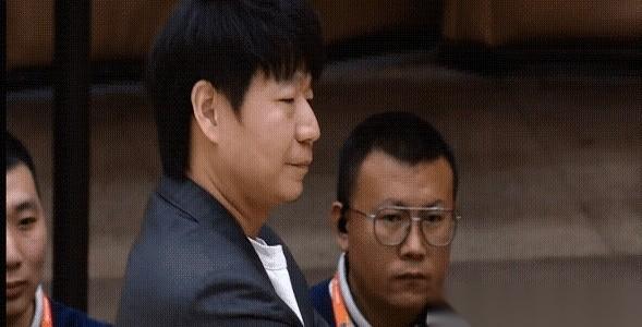 山东男篮的邱彪指导，这人没得说，场外干净，场内规矩。
可一到比赛最后两分钟，你再