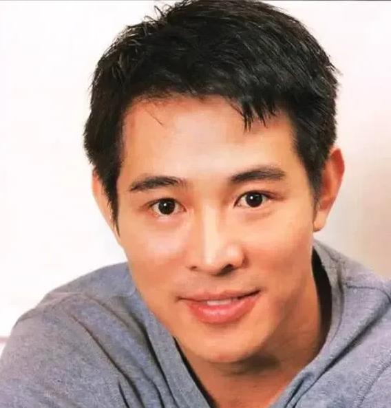 2012年，鲁豫问李连杰:“你拍《少林寺》的片酬是多少？”李连杰说:“一块钱一天