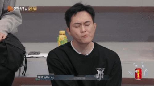 蒋一侨把李晟张智霖唱哭了 没有绚丽灯光、没有炫酷舞美的小考舞台，蒋一侨化身“奶奶