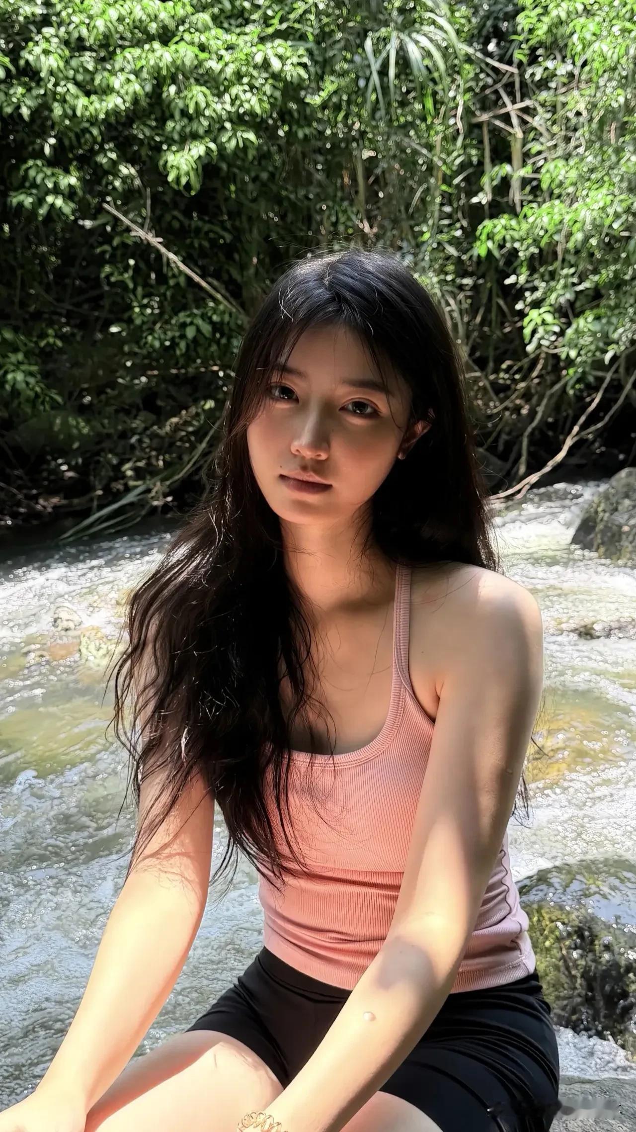 夏日炎炎，
谁不想做清爽的焦点？  
一袭吊带装，轻盈飘逸，
自信又自在。  