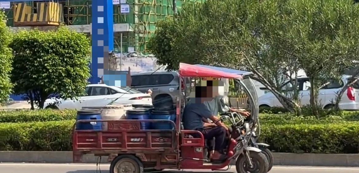 9月10日，网友爆料：贵港平南两名骑三轮车男子停在路中间聊天。这是有什么非常重要