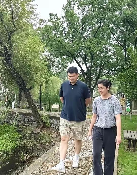 姚明的女儿身高2米，却不喜欢篮球。
姚明两口子的篮球基因没有继承下去啊，有点小遗