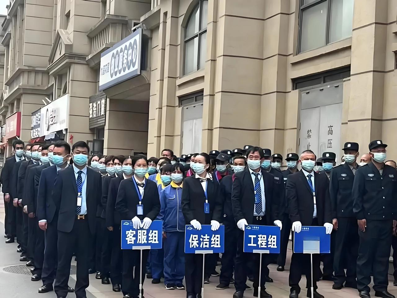 晚交物业费就被停用门禁、关停电梯、限制水电充值，这类物业欺压业主的乱象，如今已被
