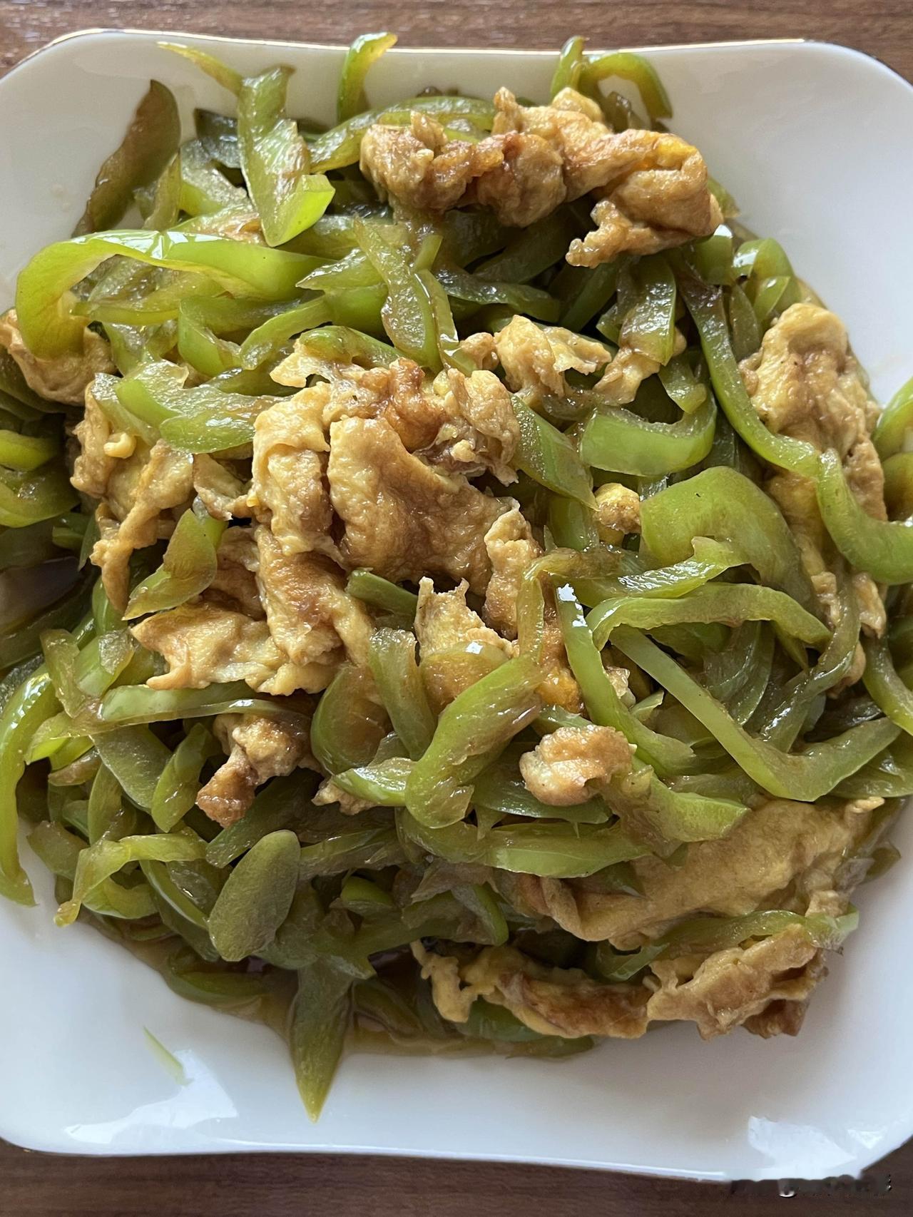 好友们晚上好！春安吉祥，晚餐香香！今天的晚餐：
辣椒炒鸡蛋
红烧排骨
窝头红薯