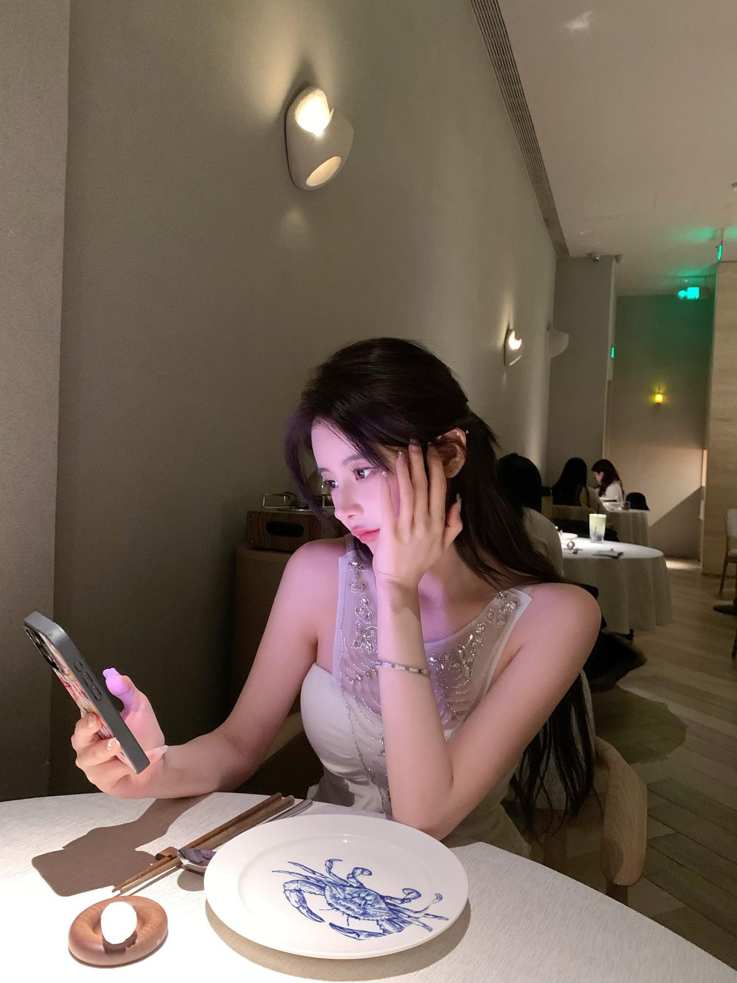 爱着你像心跳难触摸。