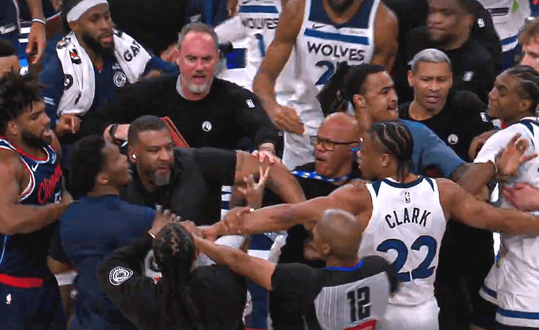 如果你看到小卡笑了，那肯定是球员又打架了！

今天上午举行的一场NBA焦点战，快