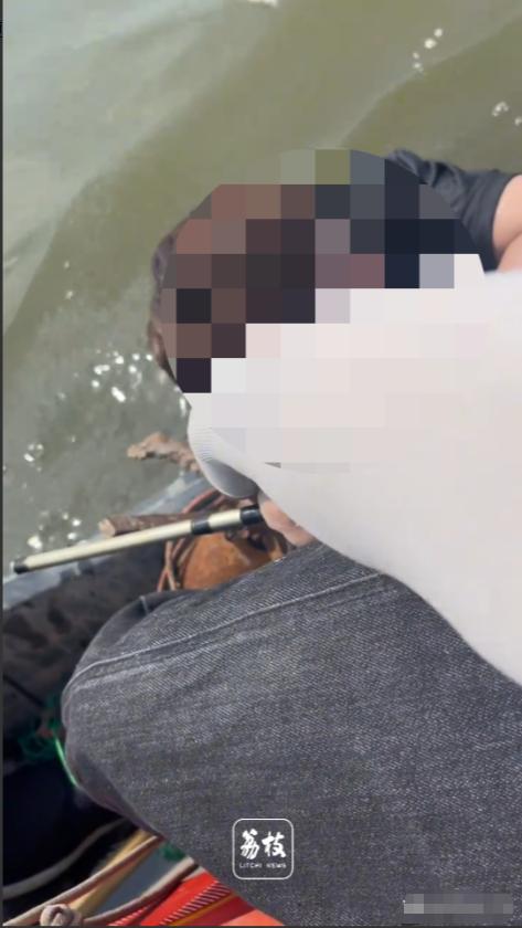 离谱！天津，男子钓鱼时救上来一名落水女孩，没想到，女孩的父亲赶到后，不但没有感谢