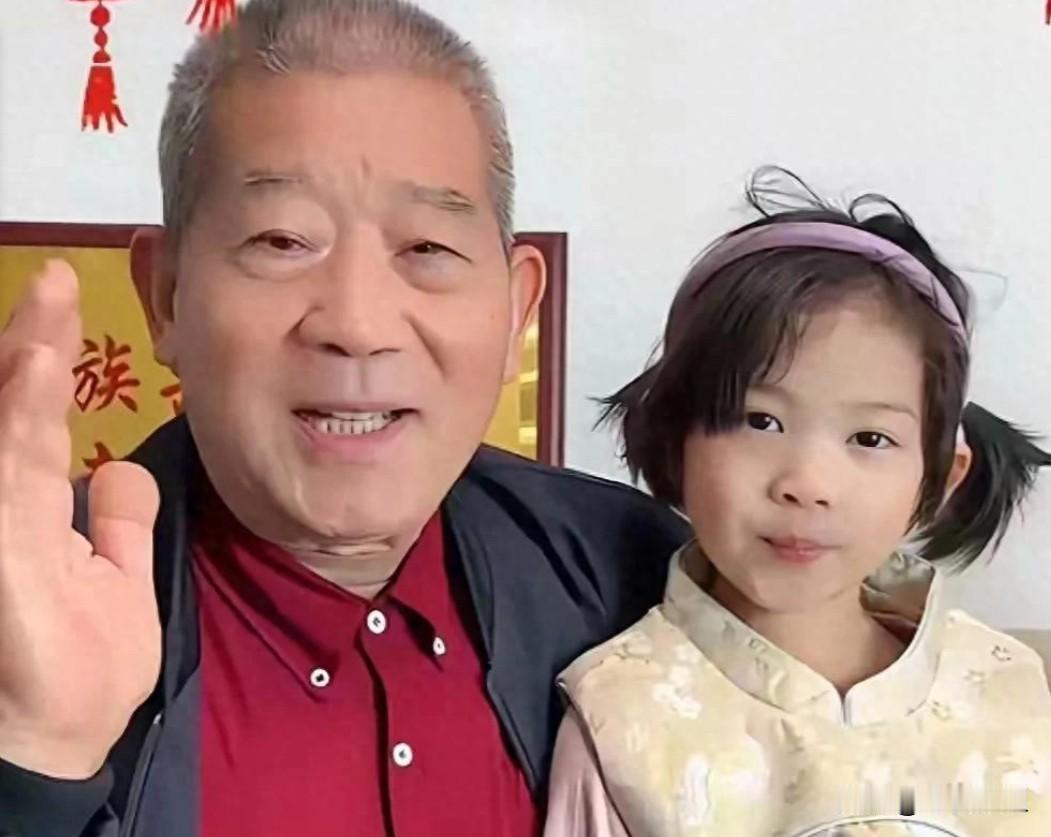 最狠的不是老黄70多岁拼下小儿子天赐。
也不是他带着一家老小在山东广西来回折腾。