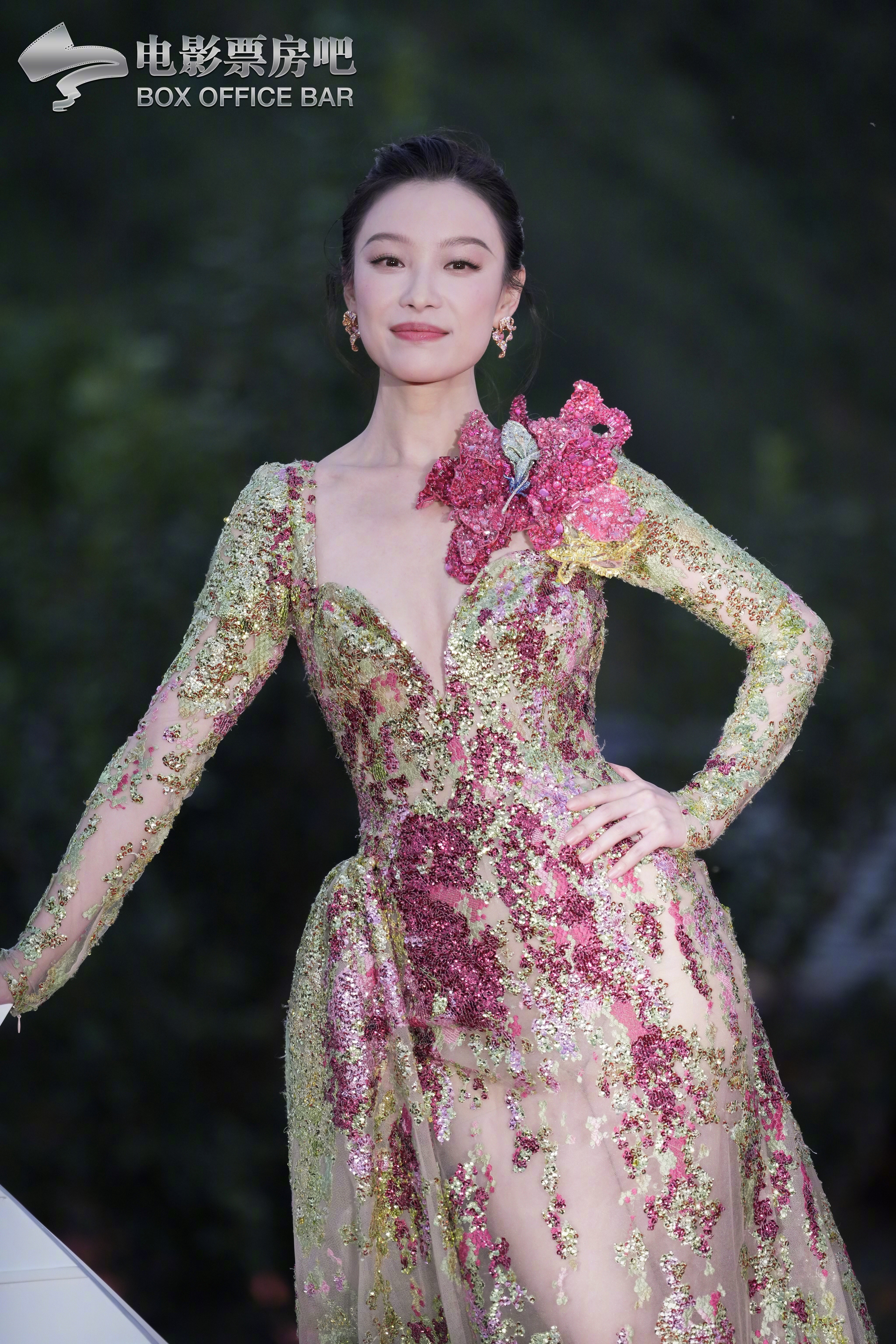 马龙坐在了倪妮井柏然中间倪妮栩栩华生时尚文化大赏红毯生图[爱你] ​​​