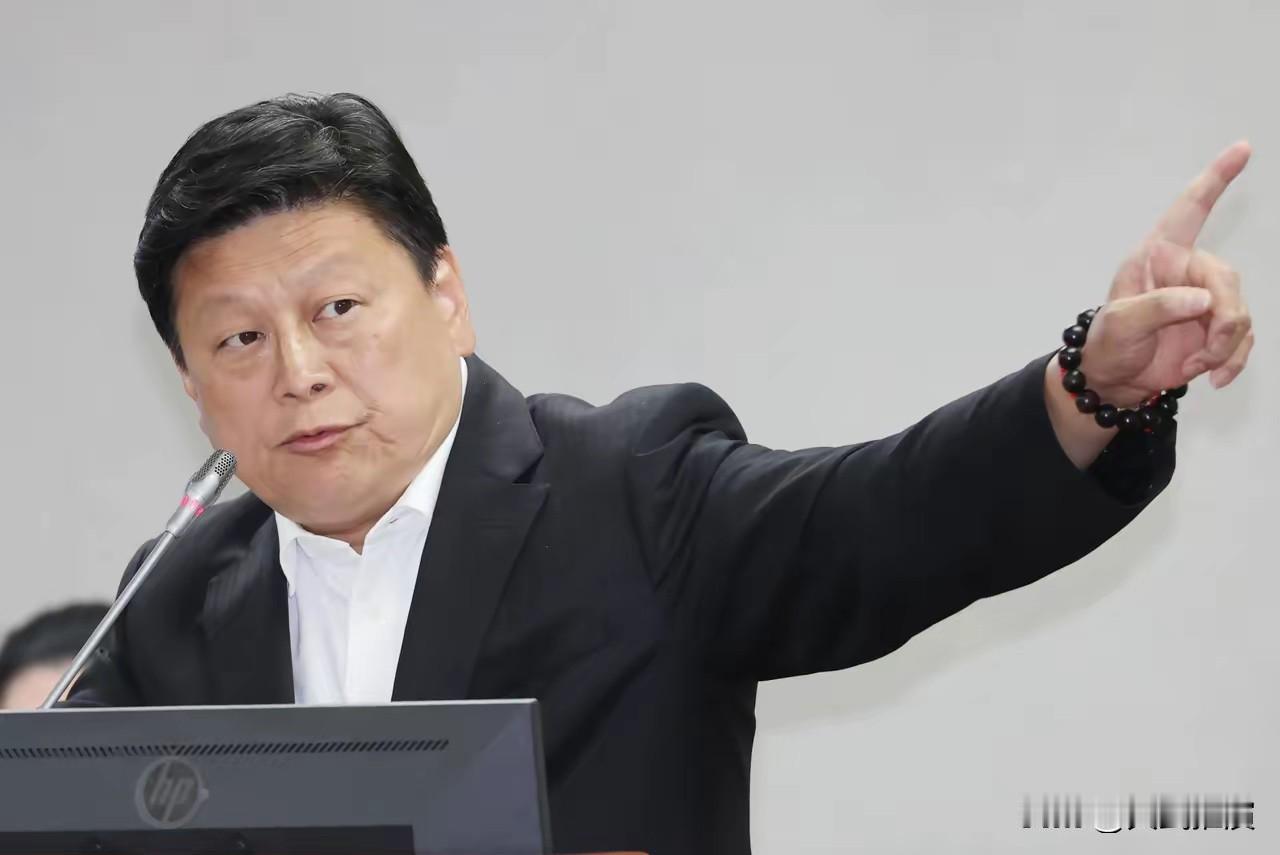 就算掏空台湾三代人的4兆血汗钱，绝不可能过关！

傅崐萁直接把话挑明，这笔天价军