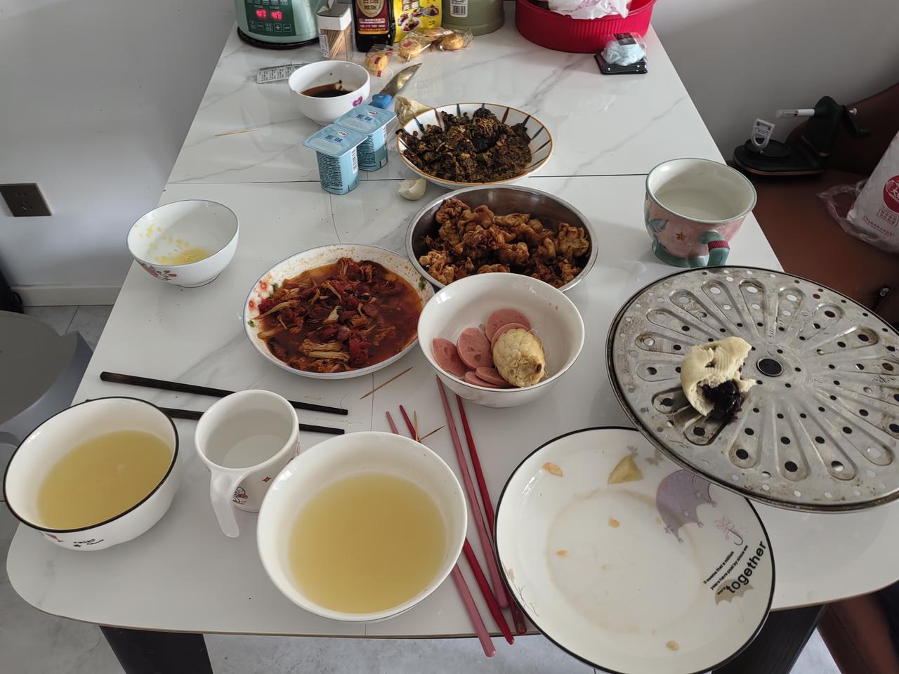 今天立秋了。立秋不代表凉快了，还没出伏。
    今天是包饺子的日子，懒得出门买