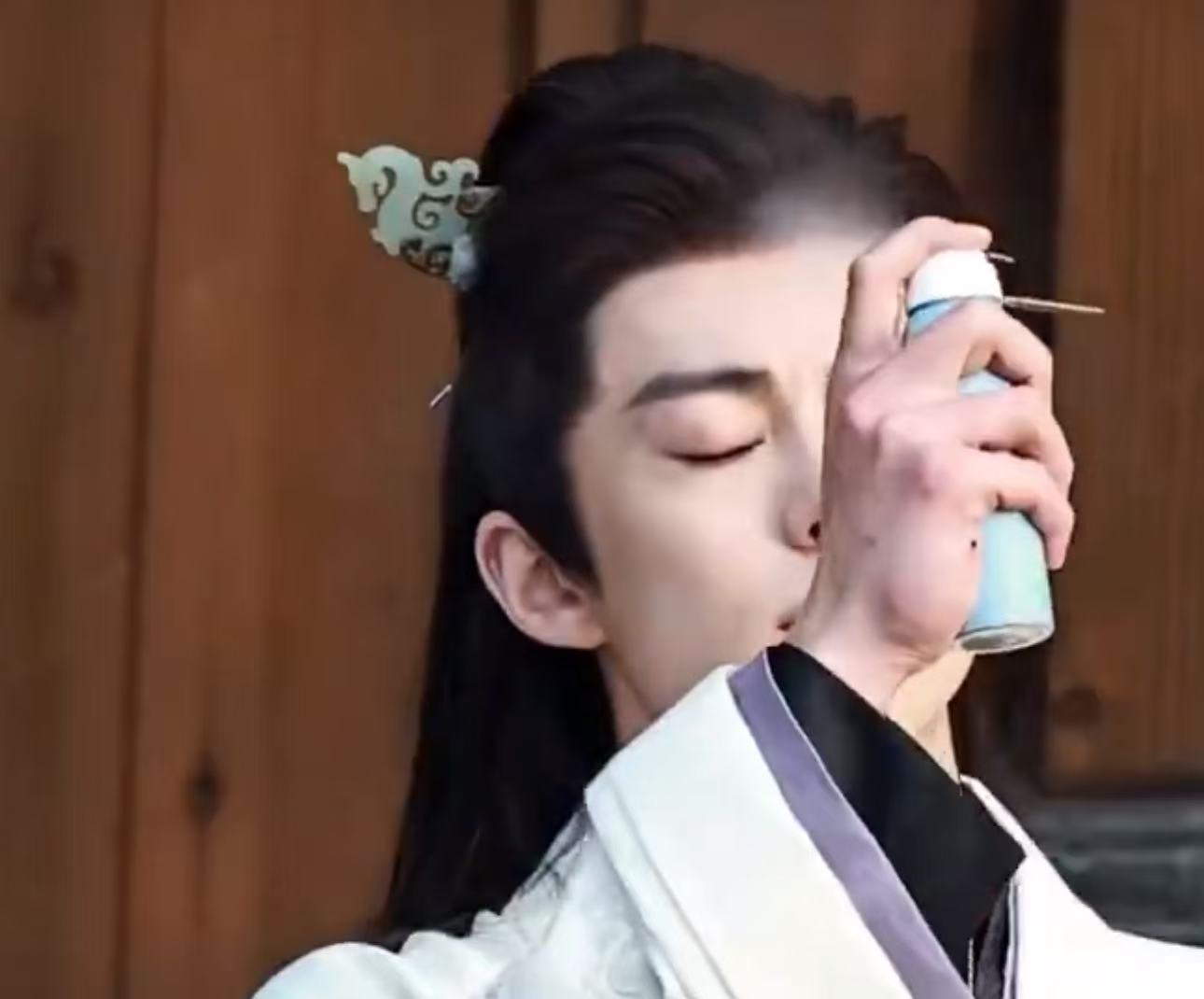 被蜜蜂蜇了吗还是咋了
