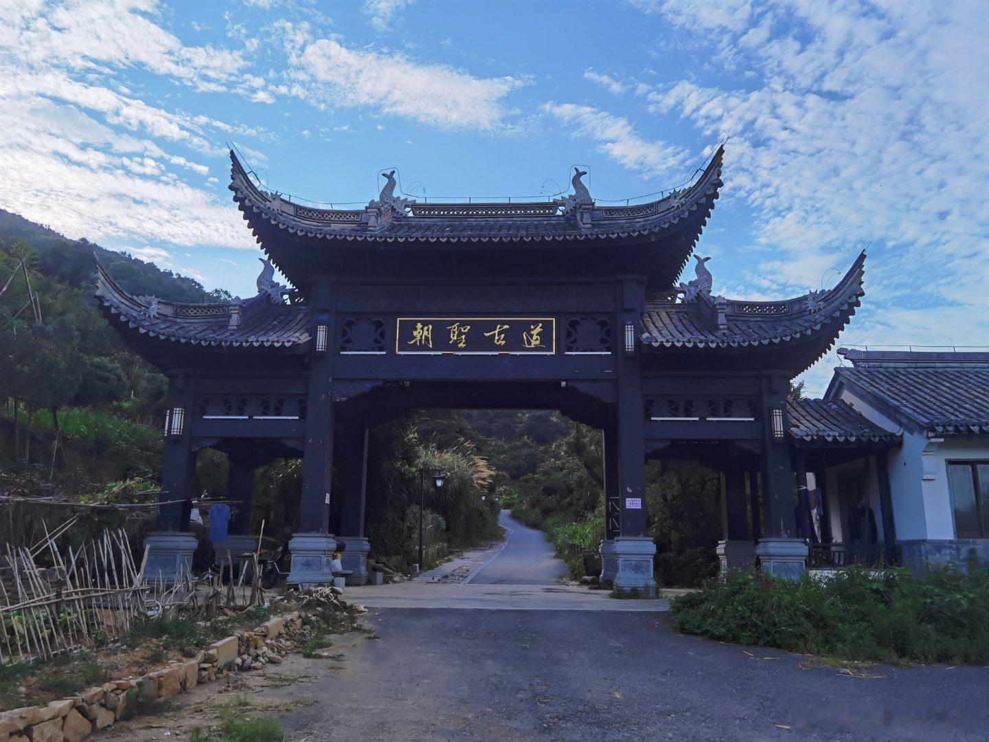 坚持运动打卡 不能一味地跑步呀。早上把闲置的山地车充上气，去附近的山上逛逛，也许