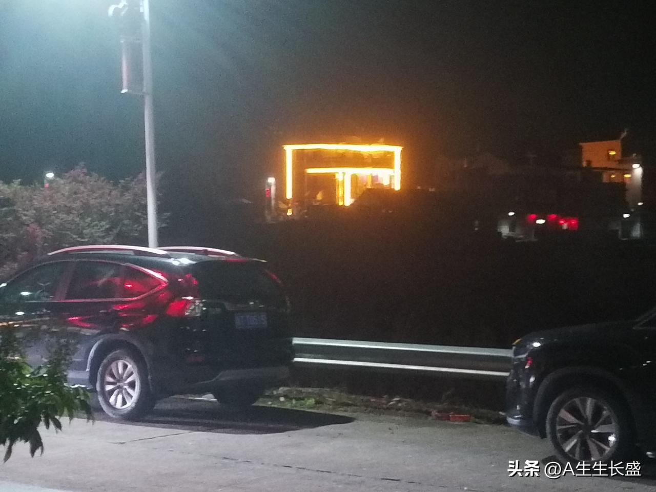 集卡领红包远处豪宅灯光四射，金碧辉煌，近处靓车停放路边，静等主人召唤驰骋！