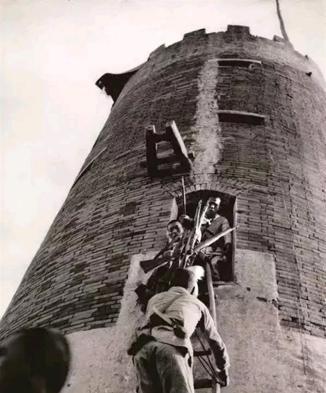 1941年，刘厥兰奉命去炸鬼子碉堡，没想到一时着急把炸药包放错了地方，轰隆一声巨