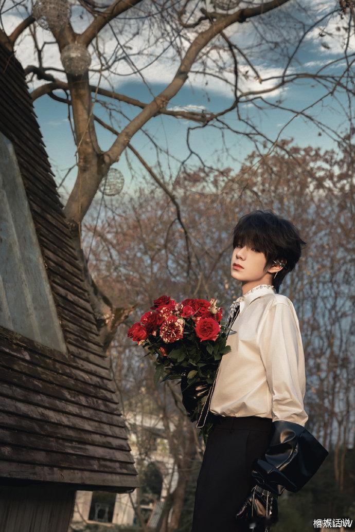 王橹杰 雷霆甩头 谁懂王橹杰的上班仪式感！下车甩头超利落，大踏步进场气场全开，这