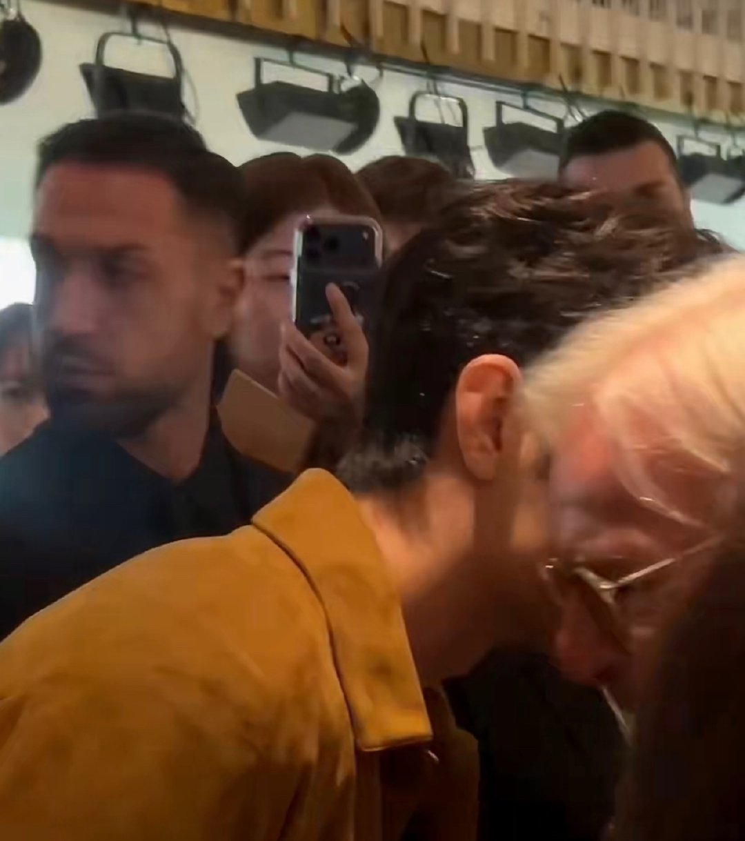 肖战低头跟tods老爷爷讲话两个人熟悉的像老朋友一般 