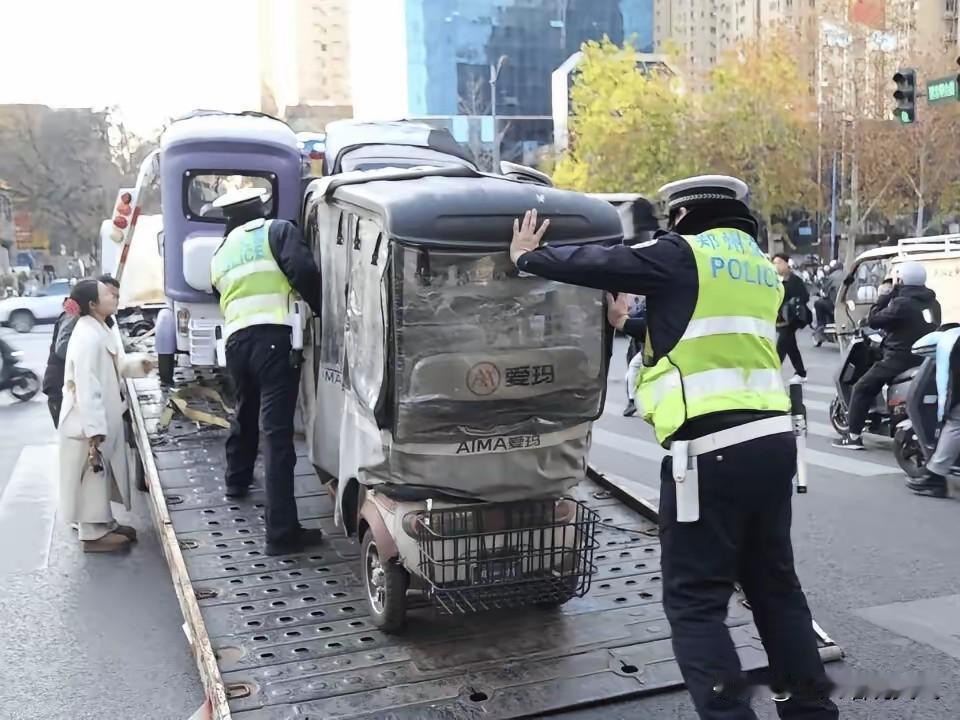 郑州终于还是对三轮车开始管控了，毕竟这两年，因为电动三轮车出现的交通事故是一直再