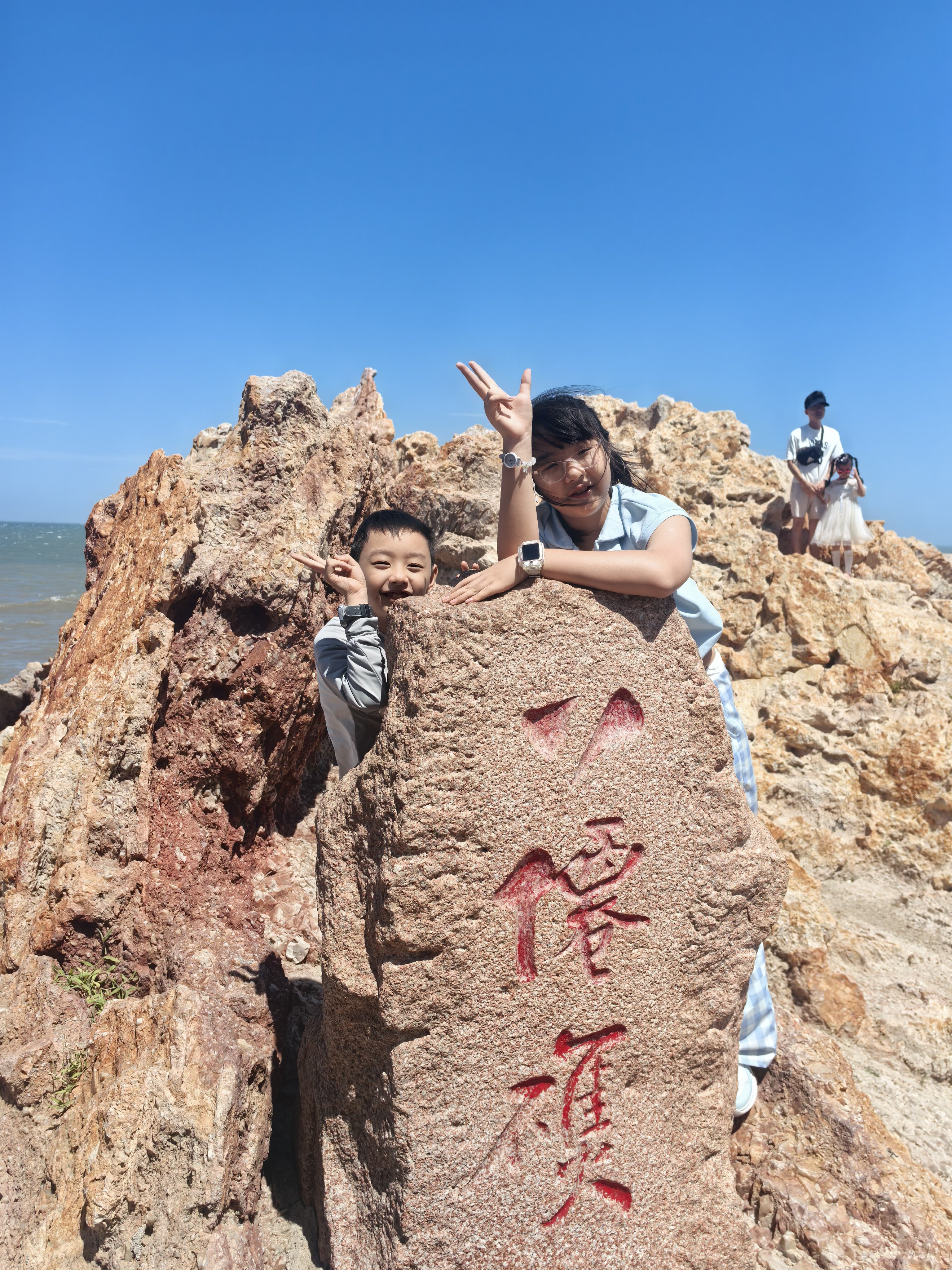 去蓬莱景区玩耍...土豆购入的最爱景区纪念品be like图1👇姐姐和我: