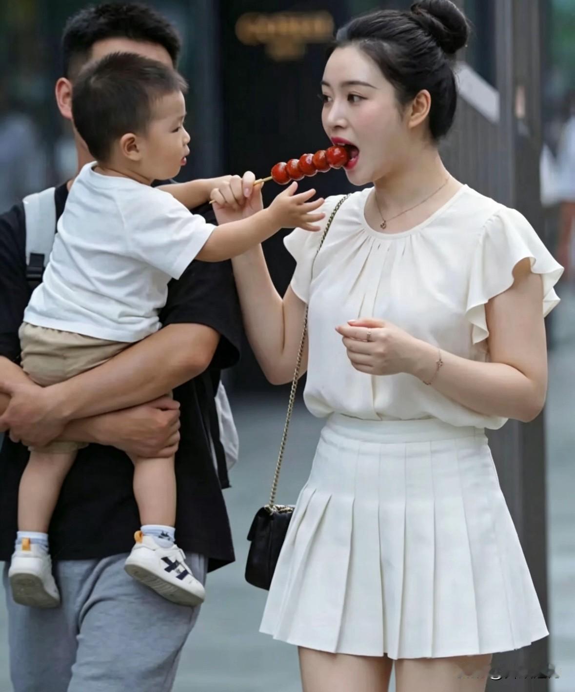 夏日街头微风轻拂，一串裹着晶亮糖衣的糖葫芦，成了最暖的温情纽带。

小宝宝伸着胖