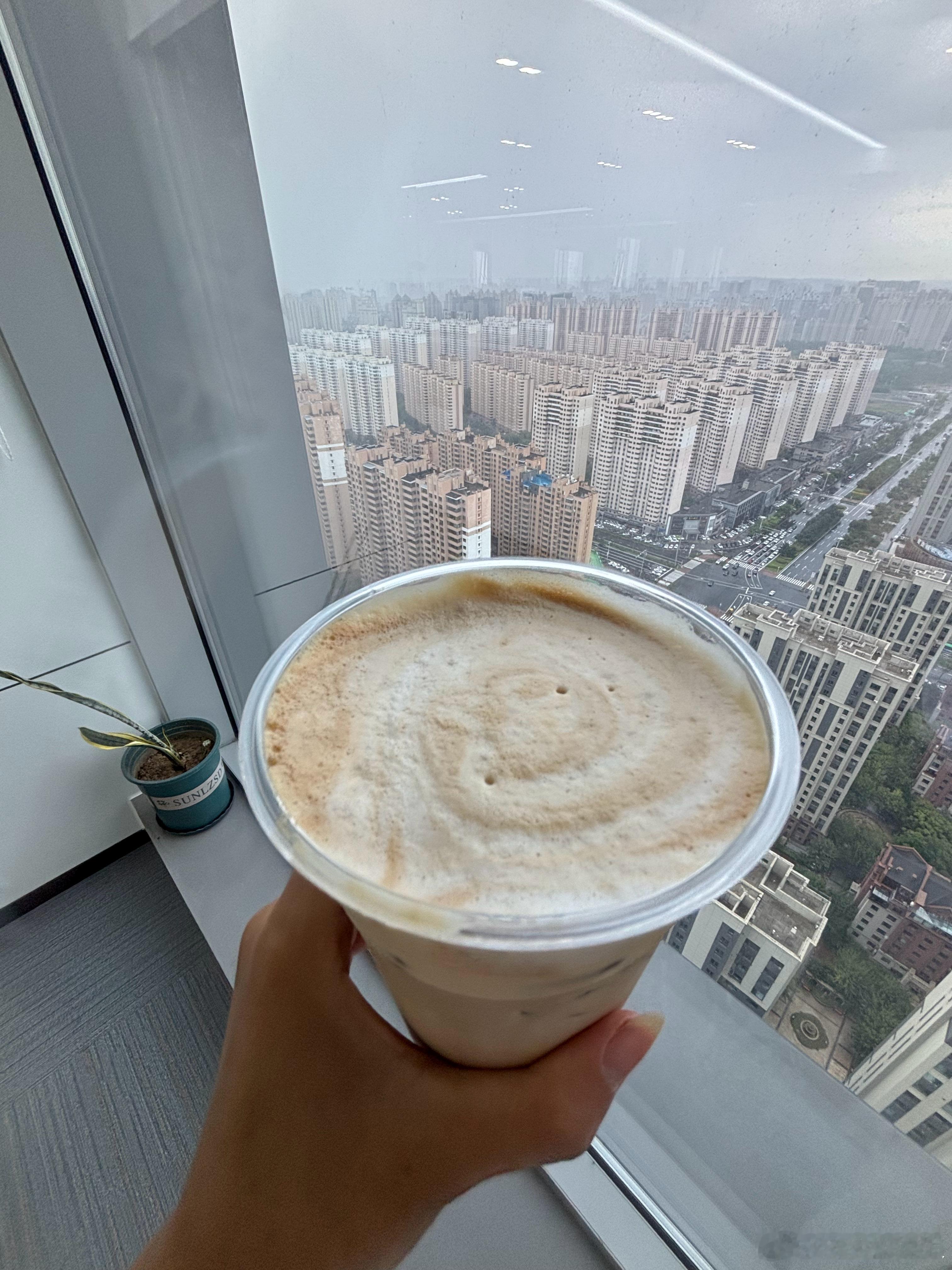 早上来做一杯400次咖啡还在练习过程中…晒一下我工资不高的工作但很满足很体面但工