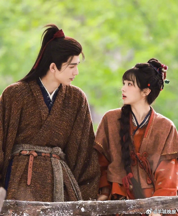 【周五晚高峰的时光，你会选择哪部热播剧陪你度过】周五晚高峰的拥挤与疲惫，总需要一