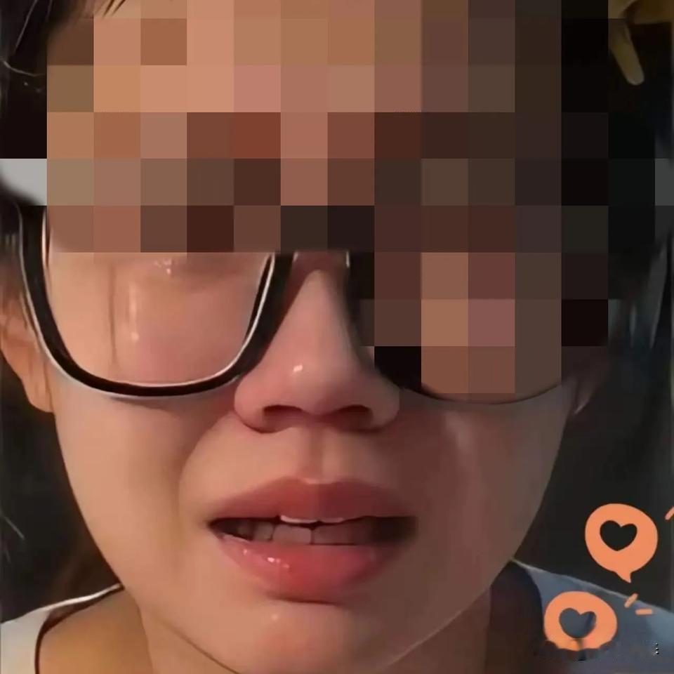 “摸臀”事件当事人又落泪了。
近日她情绪崩溃，在镜头前当众哭了出来。她坦言，自己