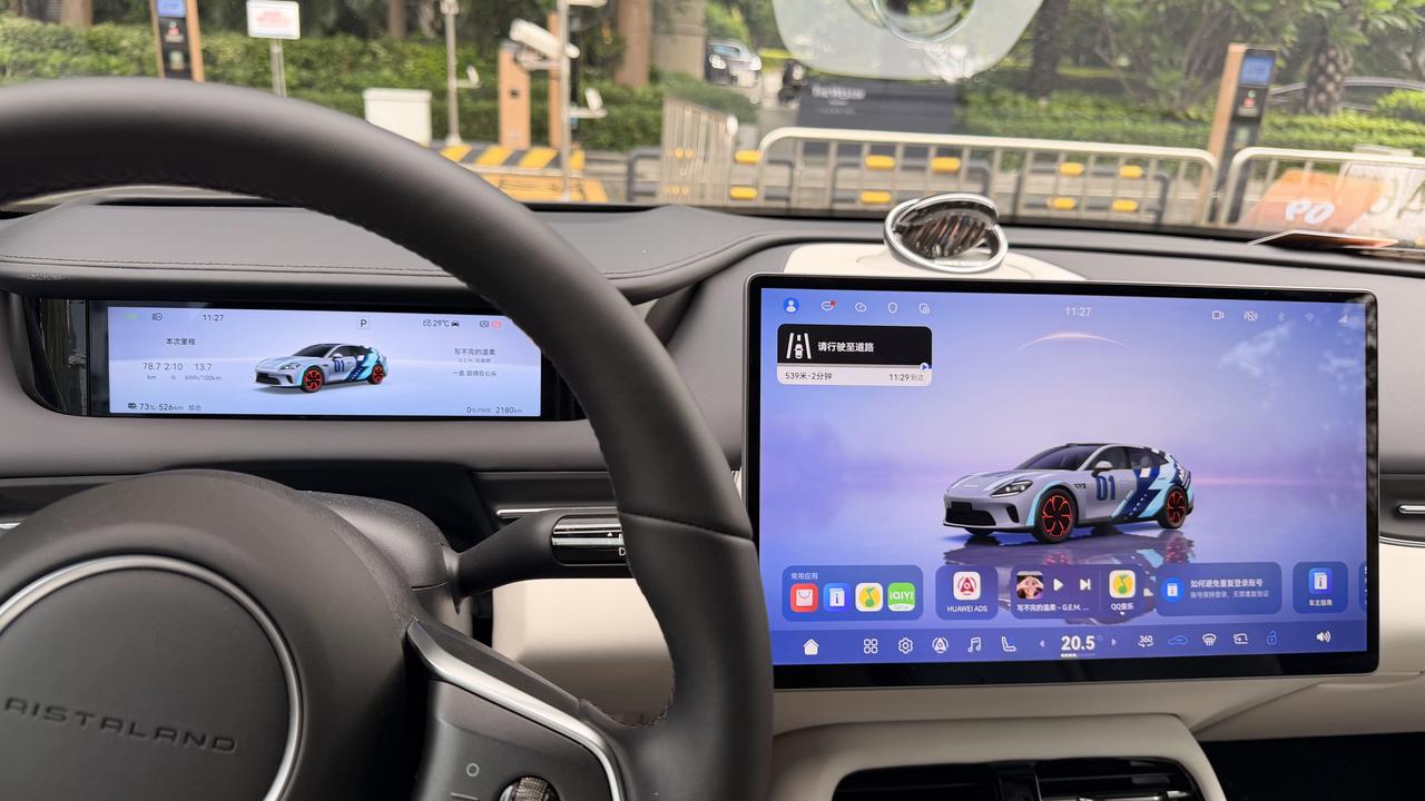 启境GT7可以直接在桌面改车
仪表盘还能同步显示，多好
建议这功能全面普及…
是